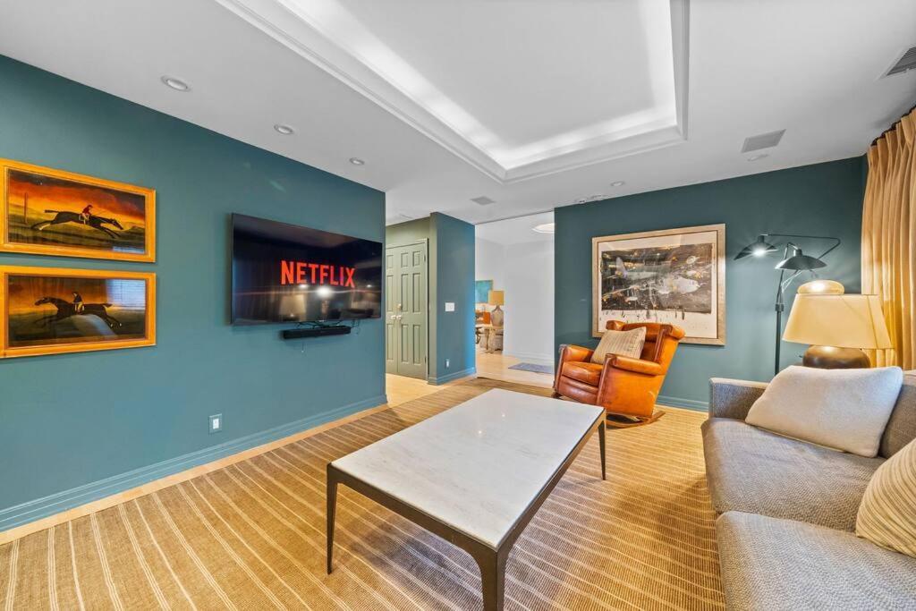 Venice With Game Room, Theater, Pool And Holiday home *